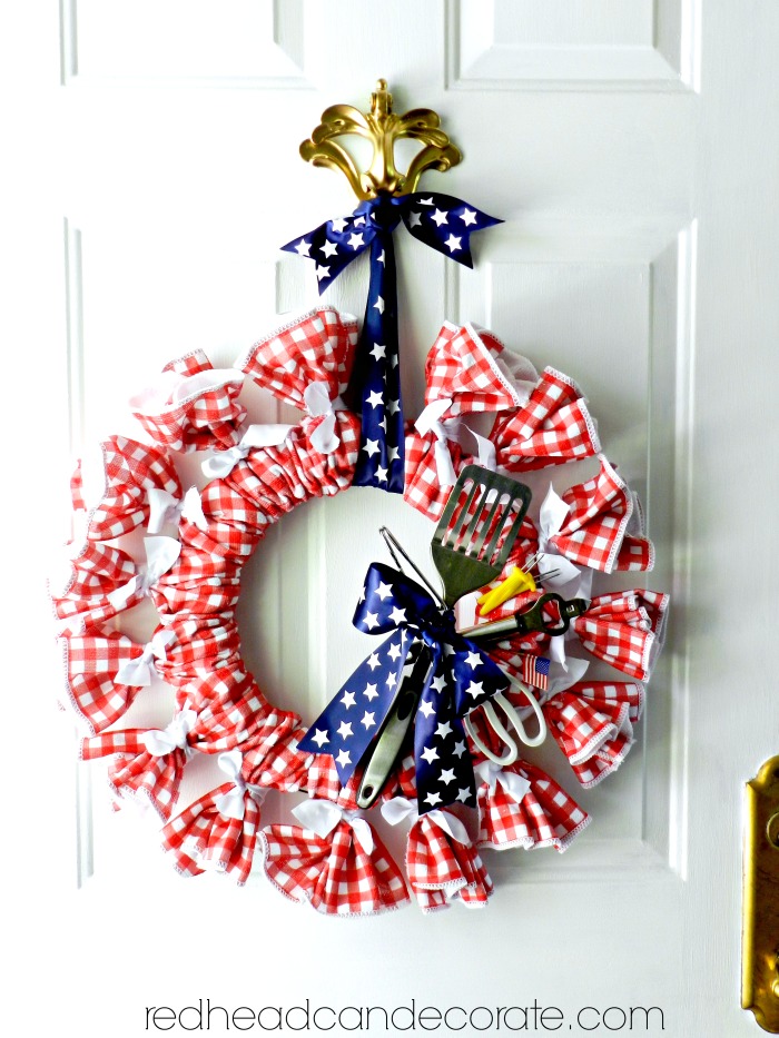 This is the cutest wreath ever and it's all from the dollar store! Click for full tutorial: DIY Dollar Store Patriotic BBQ Picnic Wreath