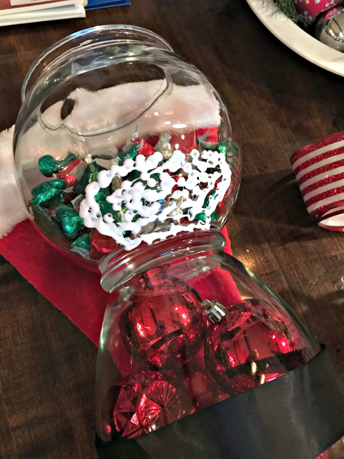 This "Upside Down Vase Santa Claus" candy/cookie dish is pure genius! What a nice treat for the kiddos on Christmas.