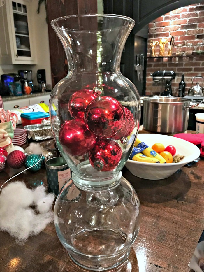 This "Upside Down Vase Santa Claus" candy/cookie dish is pure genius! What a nice treat for the kiddos on Christmas.