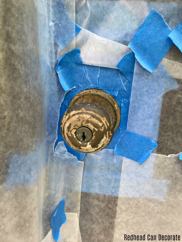 How to easily update a weathered door knob by spray painting it...this easy thrifty DIY painted door knob is a must see!