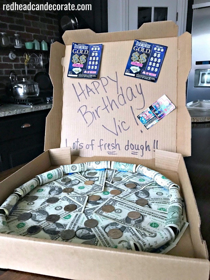This Money Pizza Pie Gift idea is so cute & clever for graduations or birthdays!