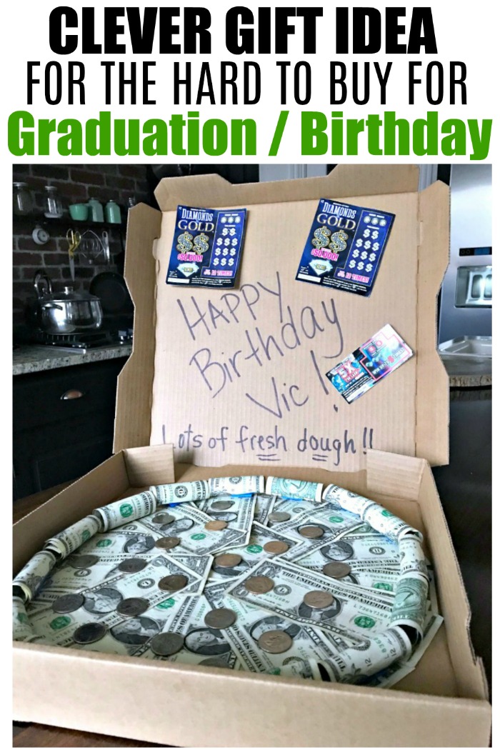 This Money Pizza Pie Gift idea is so cute & clever for graduations or birthdays!